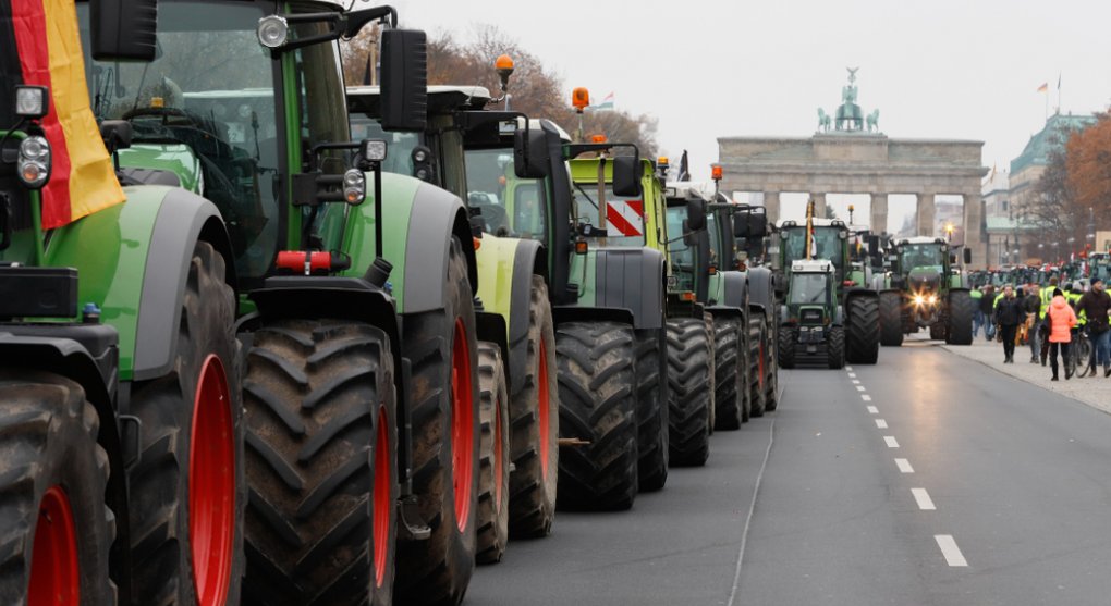 Němečtí farmáři zablokovali traktory Berlín. Odmítají omezení dotací na naftu