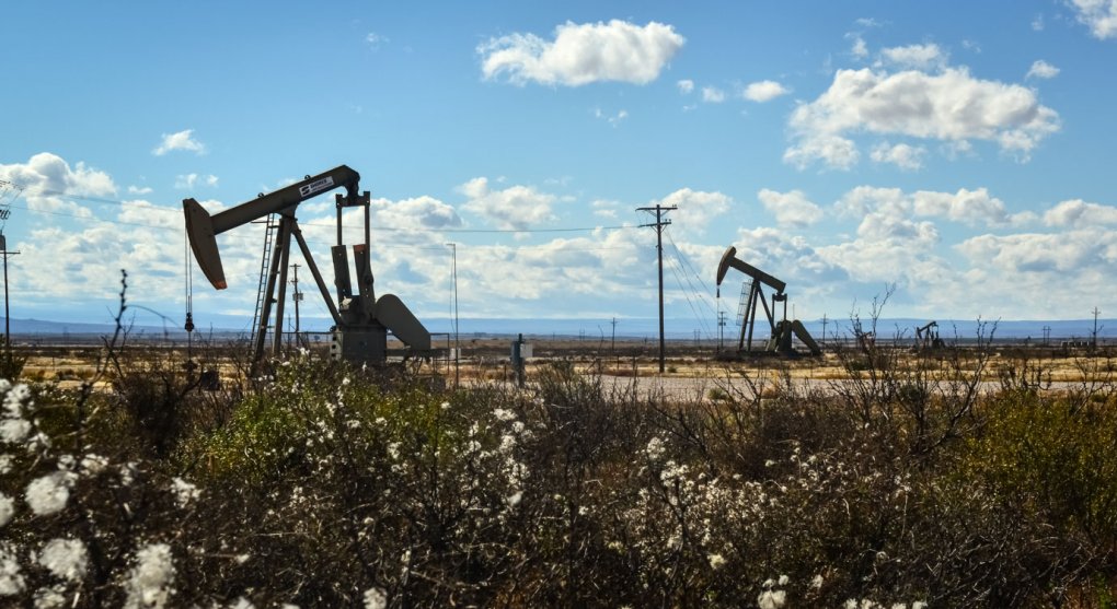 Strach z pádu. Jak dlouho vydrží ropa za 100 dolarů?