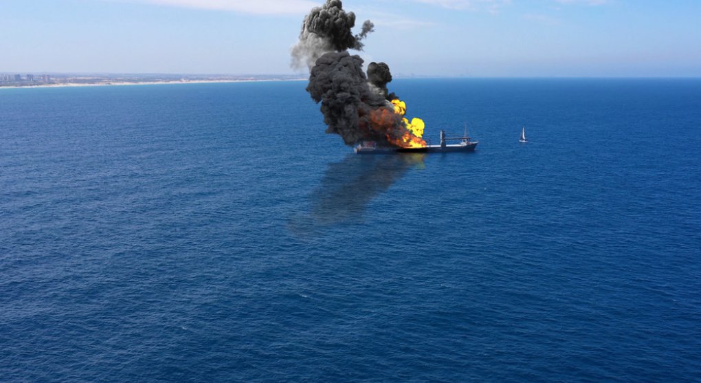 Pirátské útoky v Rudém moři ohrožují evropský průmysl. Roste inflace, továrny zastavují výrobu