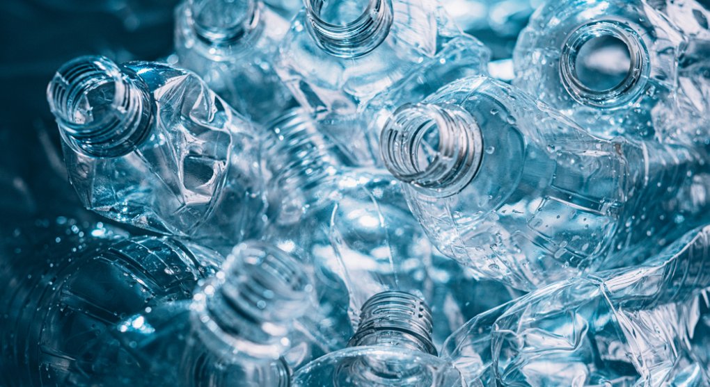 Nový plast je teď kvůli přebytku petrochemikálií levnější než recyklovaný