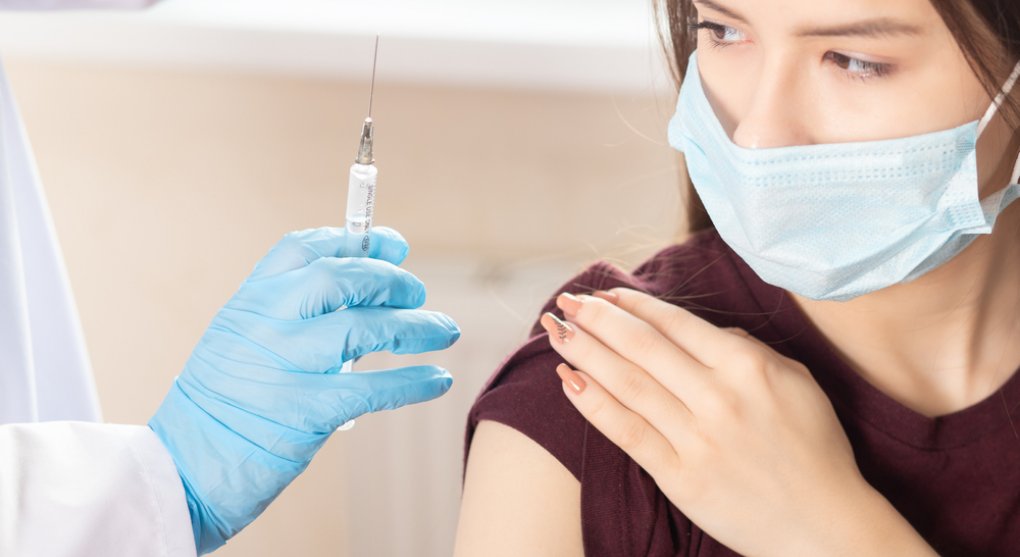Lidé nevědí, že 96 procent lékařů doporučuje očkování proti covidu-19