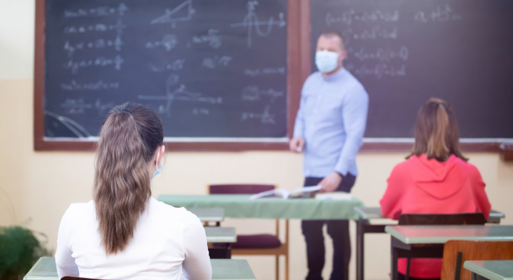 Nemocní učitelé už nemají být placeni z peněz na školní pomůcky