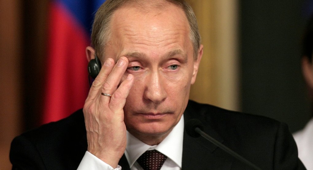 Proč Putin „šije“ nohama? Aplikovaná kremlologie se vrací