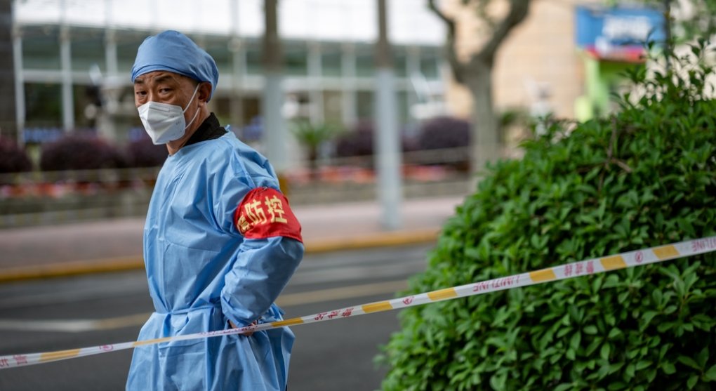 Čína sklízí plody nulového covidu. Pandemie se Pekingu vymkla z kontroly