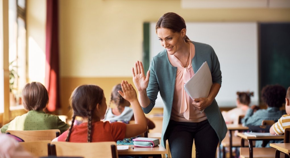 Na učitelích by stát šetřit neměl, varuje před škrty ve školství analytička