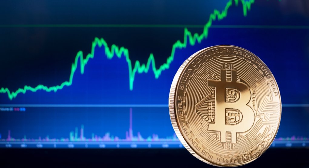 Cena bitcoinu překonala 65 tisíc dolarů, v korunách je rekordní