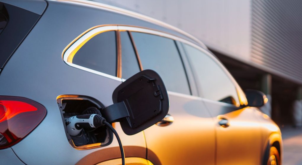 Vyrobit elektromobil bude brzy levnější než benzinové auto. Jen ho pak nesmíte nabourat