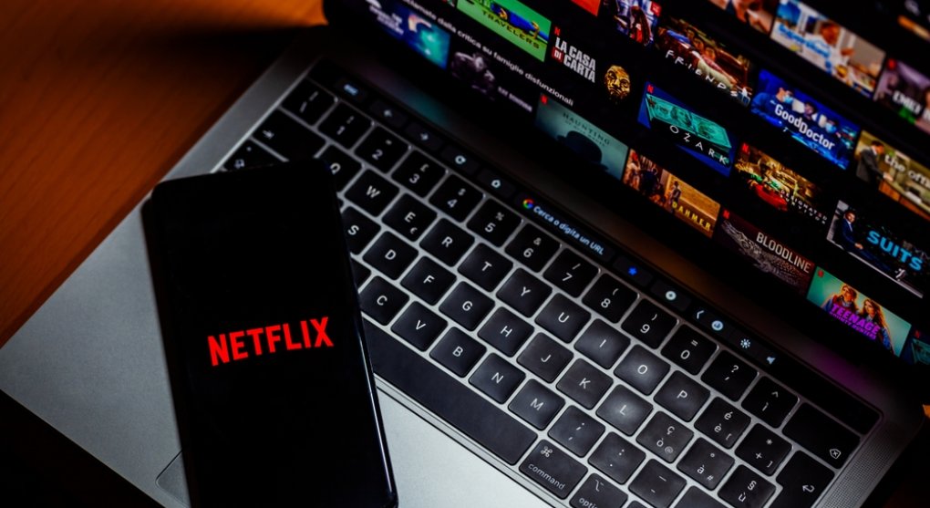 Netflixu se stopka sdílení účtů vyplatila. Teď už ale bude tajemný