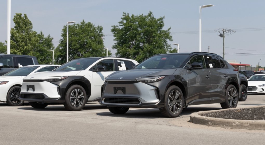 Toyota slibuje průlom. Nové baterie pro elektroauta umožní dojezd přes tisíc kilometrů