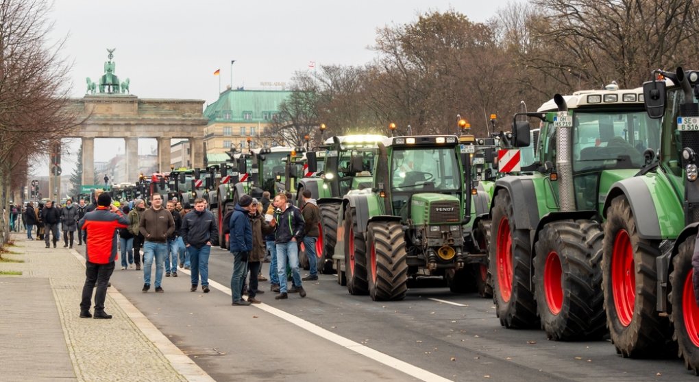 Němečtí farmáři zablokovali traktory celou zemi