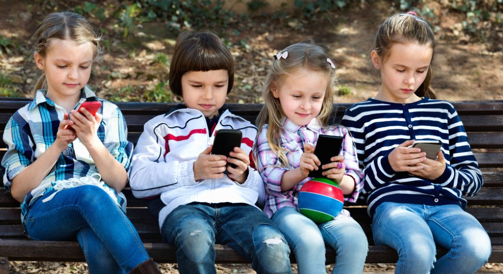 Děti a první mobily? Češi mají náskok před Brity, ti zvažují zákaz telefonů do šestnácti let