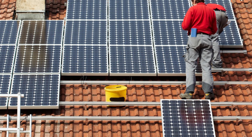 Enormní zájem Čechů o střešní solární elektrárny pokračuje i letos