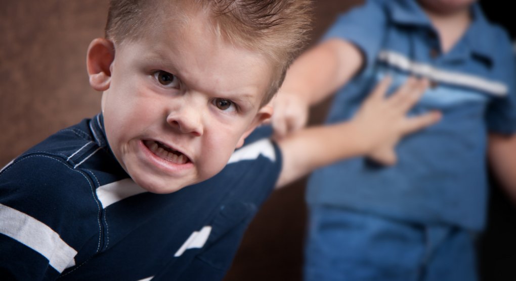 Agresivní děti útočí na spolužáky i učitele. Problém je v rodinách