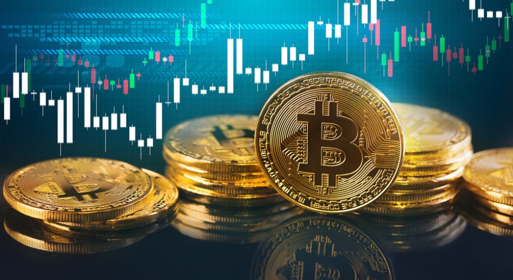 Bitcoin poprvé od dubna 2022 stoupl nad 45 tisíc dolarů