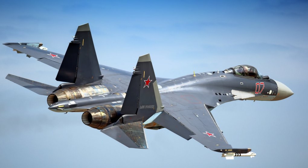 Americký pilot zpochybňuje ruskou stíhačku Su-35: Je to šrot, staré F-16 jsou lepší