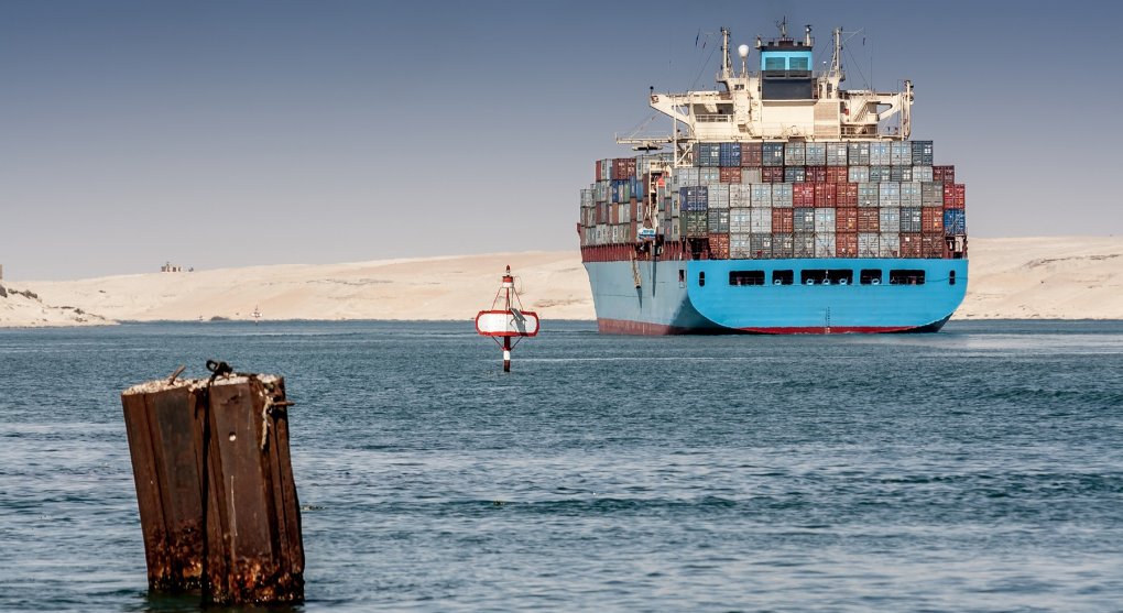 Zácpa v Suezu. Uvázlá kontejnerová loď zablokovala známý průplav