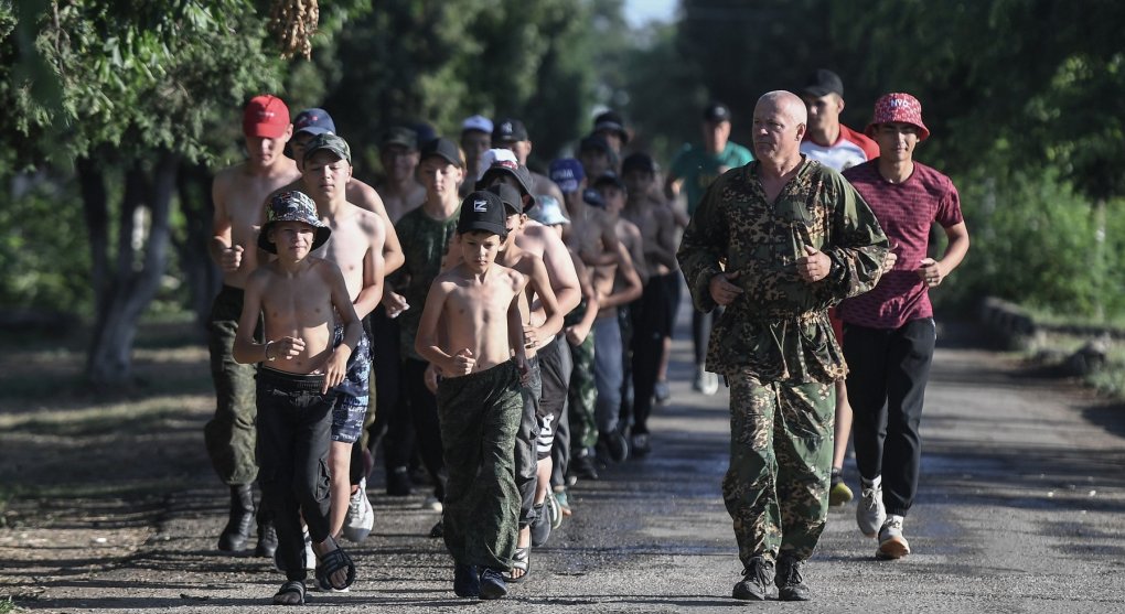 Svéráz ruských prázdnin. Odvlečené děti z Ukrajiny získají vojenský výcvik