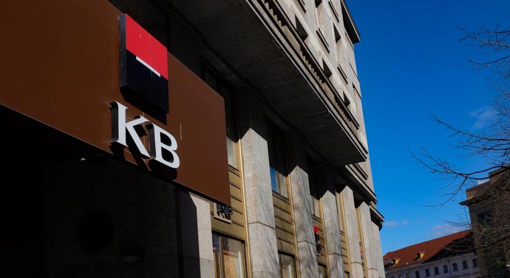Čistý zisk Komerční banky loni meziročně klesl o 11,4 procenta na 15,6 miliardy korun