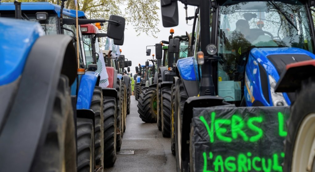 Francouzští zemědělci opět zablokovali traktory okolí Paříže