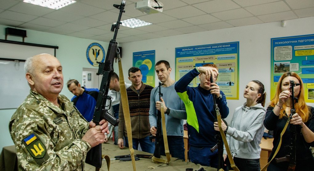 Místo fitka cvičení s puškou. Ukrajinští civilisté se připravují na okupanty