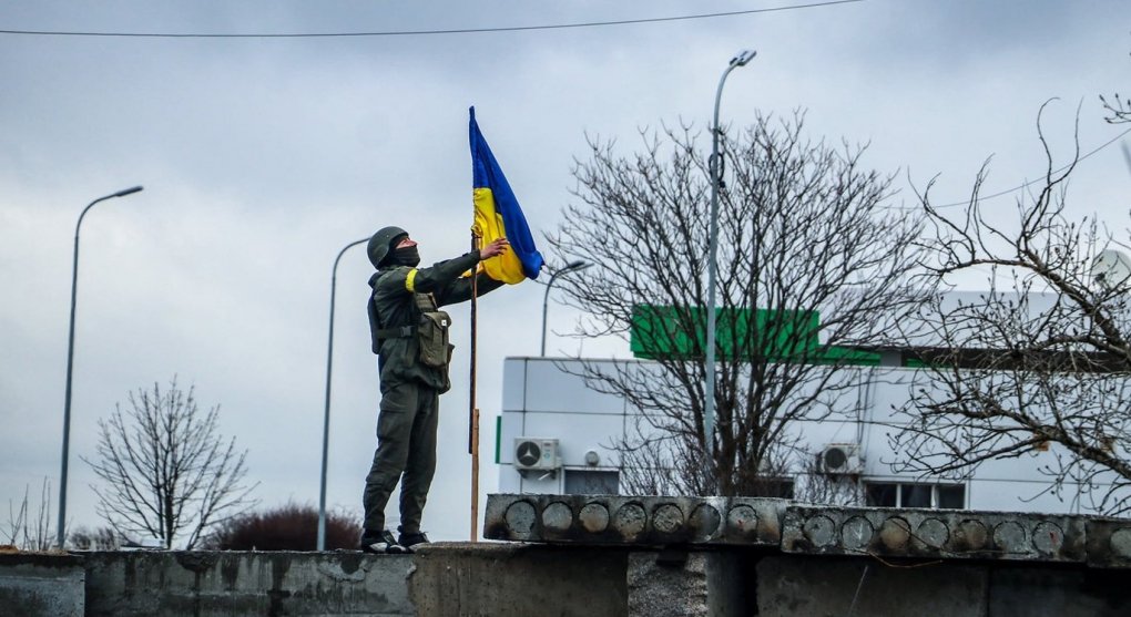V Chersonu vlají ukrajinské vlajky. Všechny ruské jednotky se pravděpodobně stáhly za Dněpr