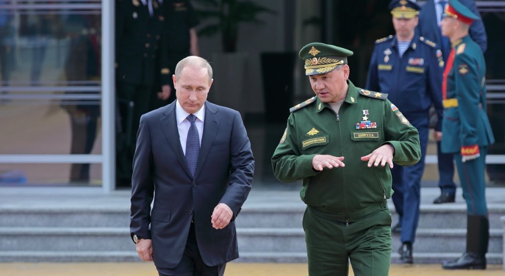 Putinova válečná kuchařka: falešné stažení vojsk a pak útok