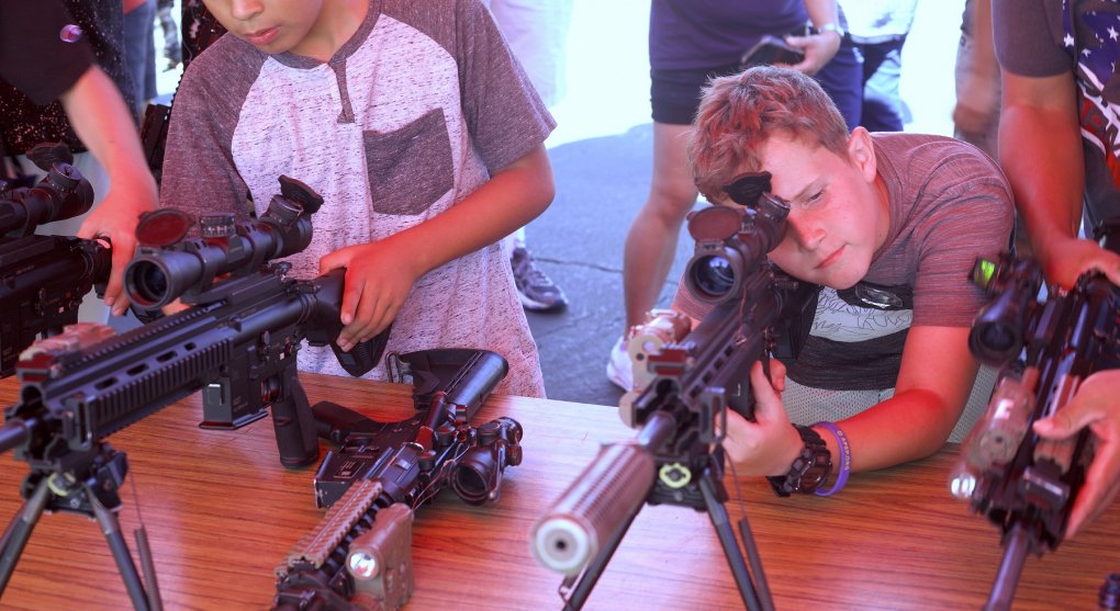 Zbrojařská drzost. Poloautomatická puška pro děti vyděsila v USA odpůrce zbraní