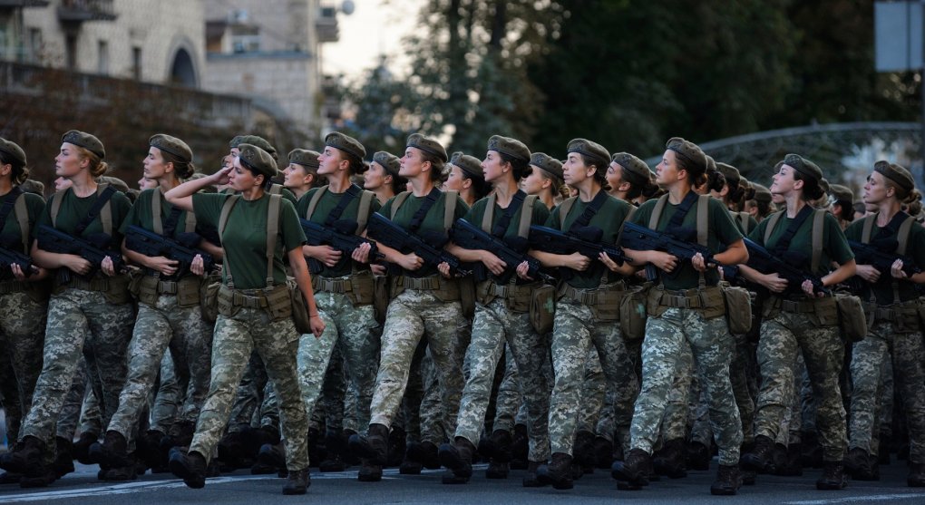 Ukrajinské vojačky už nechtějí nosit pánské trenýrky. Těší se na vlastní uniformy i spodní prádlo