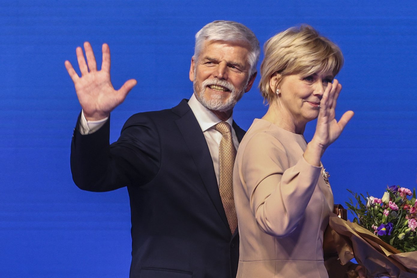 Petr Pavel s chotí Evou slaví vítězství v prezidentské volbě