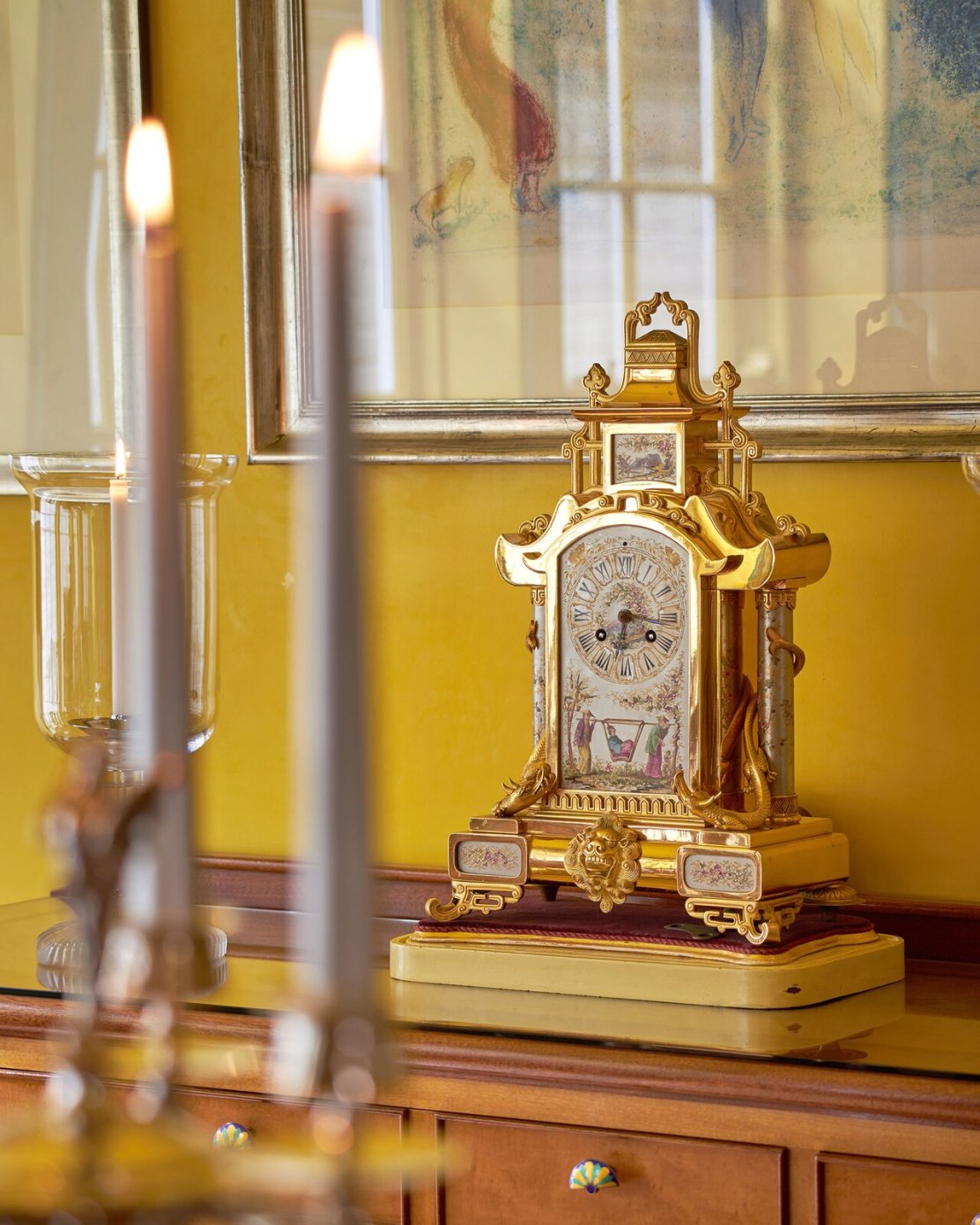 Francouzské hodiny ze zlata a porcelánu z roku 1870.