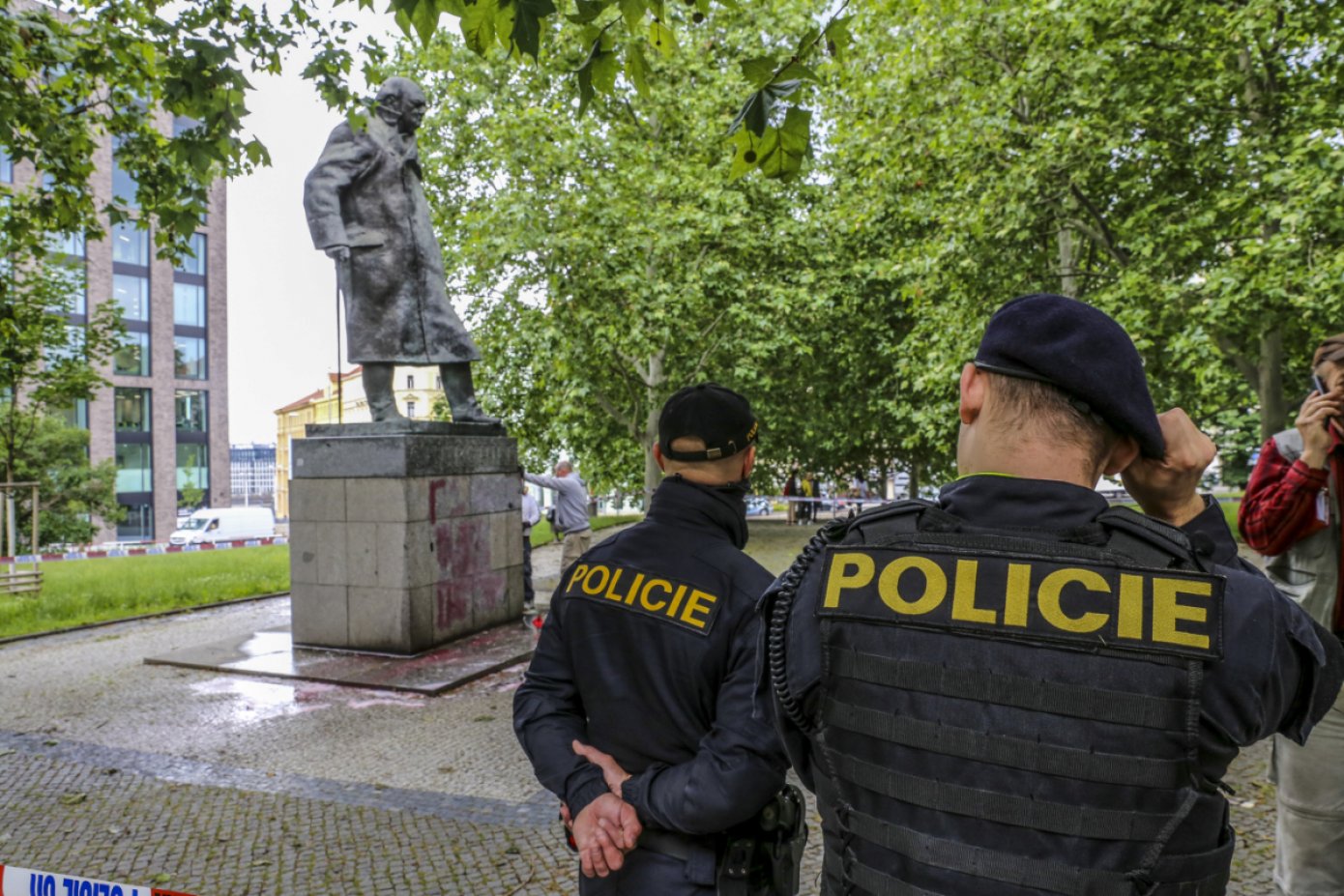 Specializovaná firma odstraňuje pod dohledem policie nasprejovaný nápis na soše Winstona Churchilla