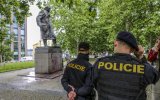 Specializovaná firma odstraňuje pod dohledem policie nasprejovaný nápis na soše Winstona Churchilla