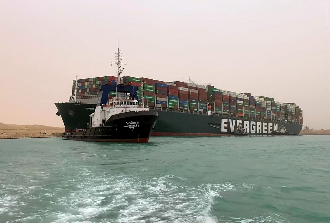 V Suezském průplavu najela na mělčinu kontejnerová loď