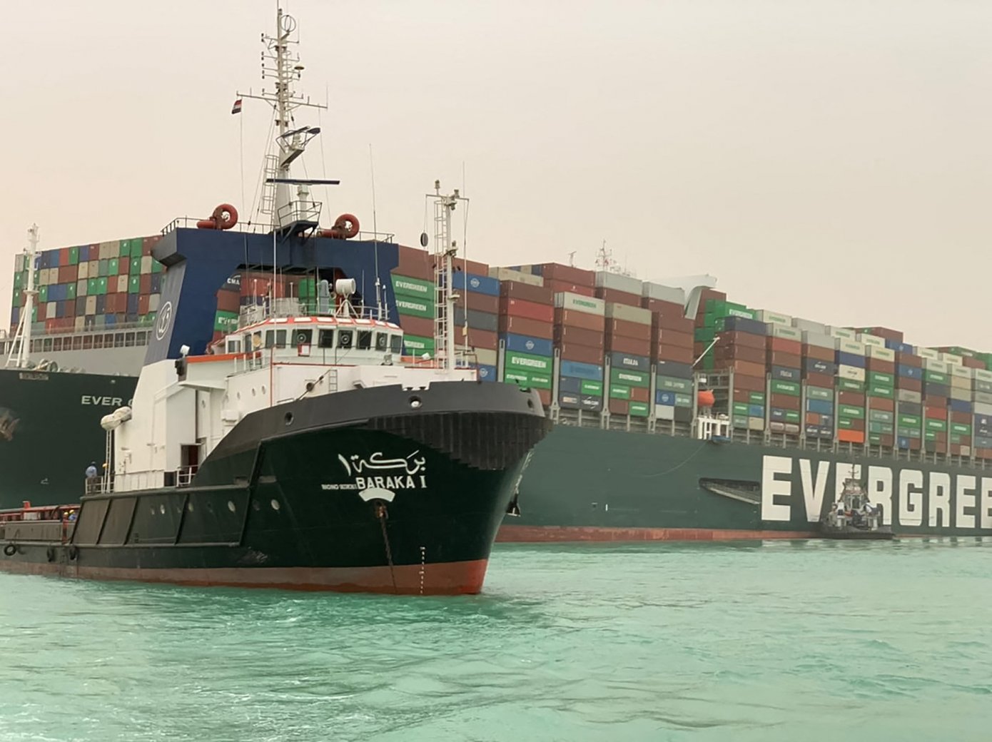 V Suezském průplavu uvázla kontejnerová loď dlouhá 400 metrů