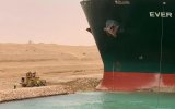 S vyproštěním kontejnerové lodi musí pomoci i těžká technika na břehu Suezského kanálu