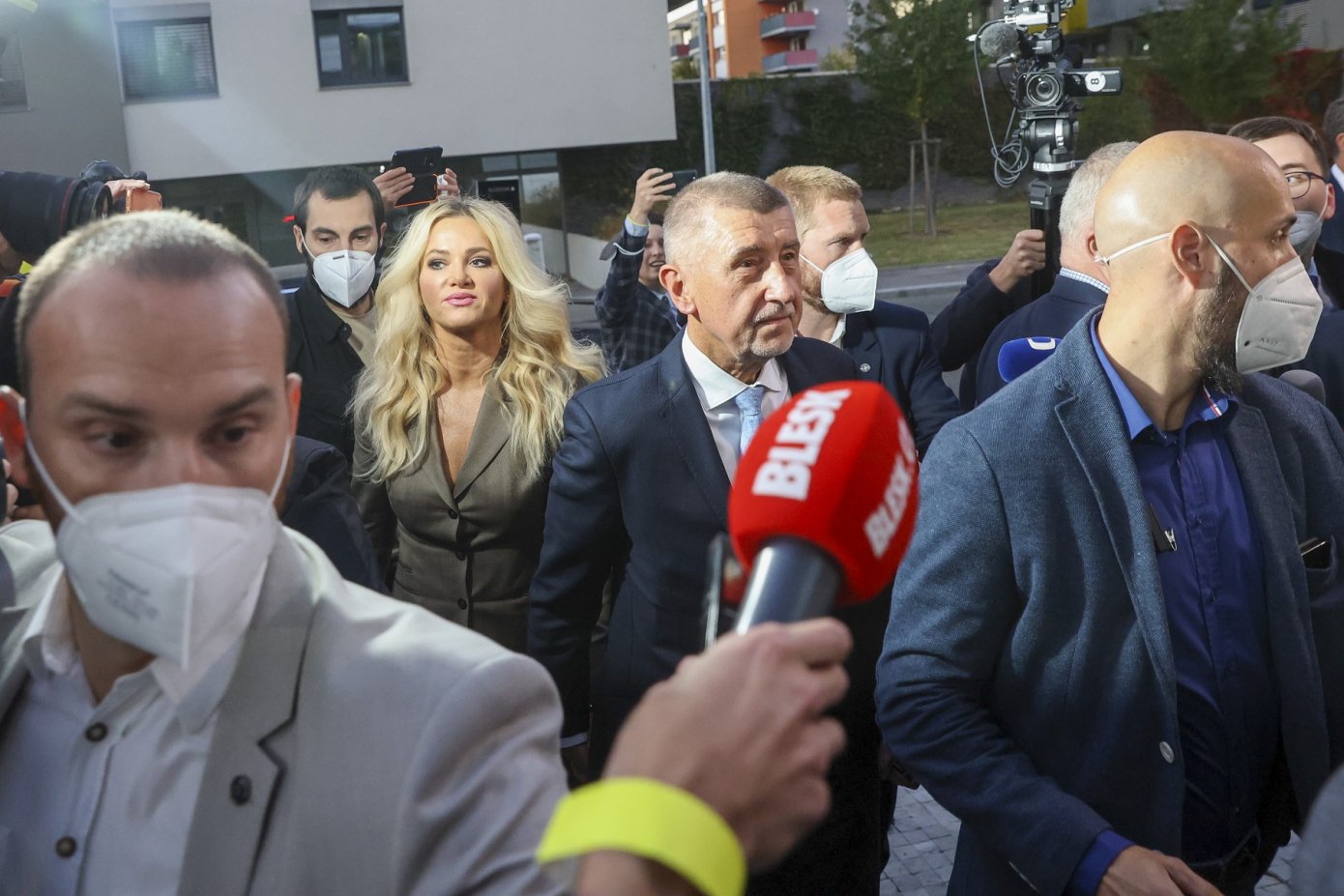 Andrej Babiš s manželkou Monikou přijíždí do volebního štábu hnutí ANO